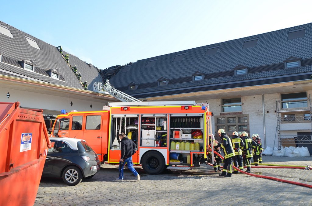Feuer 3 Dachstuhlbrand Koeln Rath Heumar Gut Maarhausen Eilerstr P341.JPG